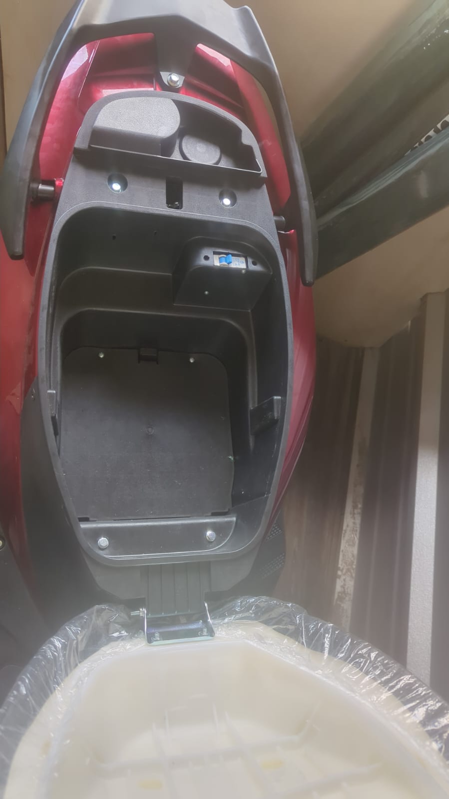 Spacious Trunk with Lock